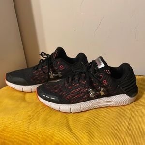 Mens size 9 under armour“charged rogue” sneakers excellent condition